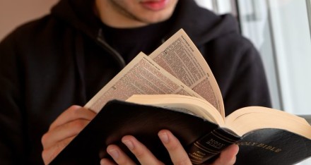 Pessoa fazendo a leitura da Bíblia.